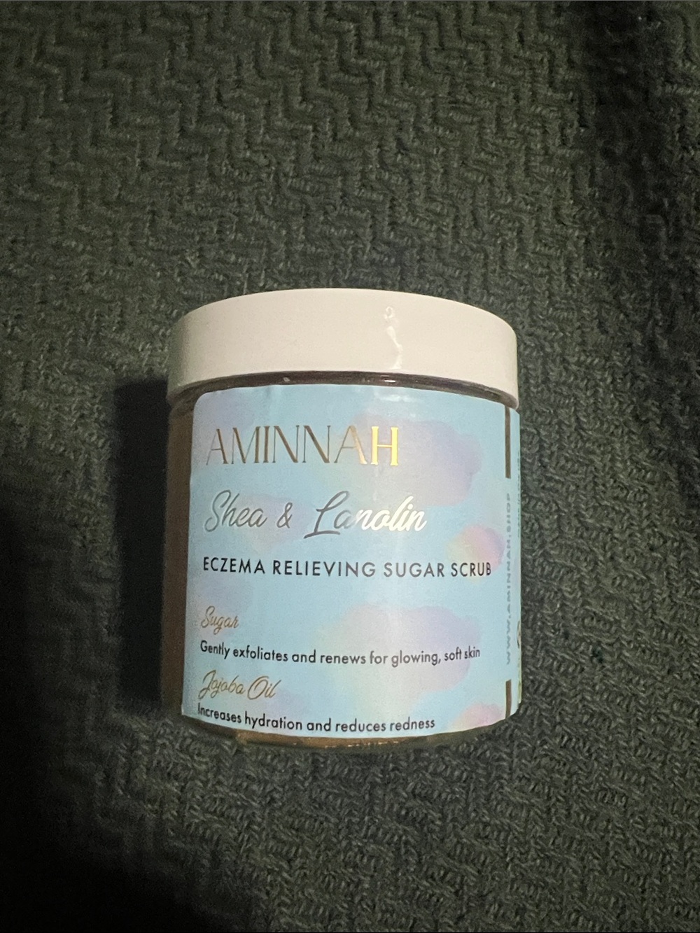AMINNAH Shea & Lanolin Eczema Relieving Sugar Scrub - White